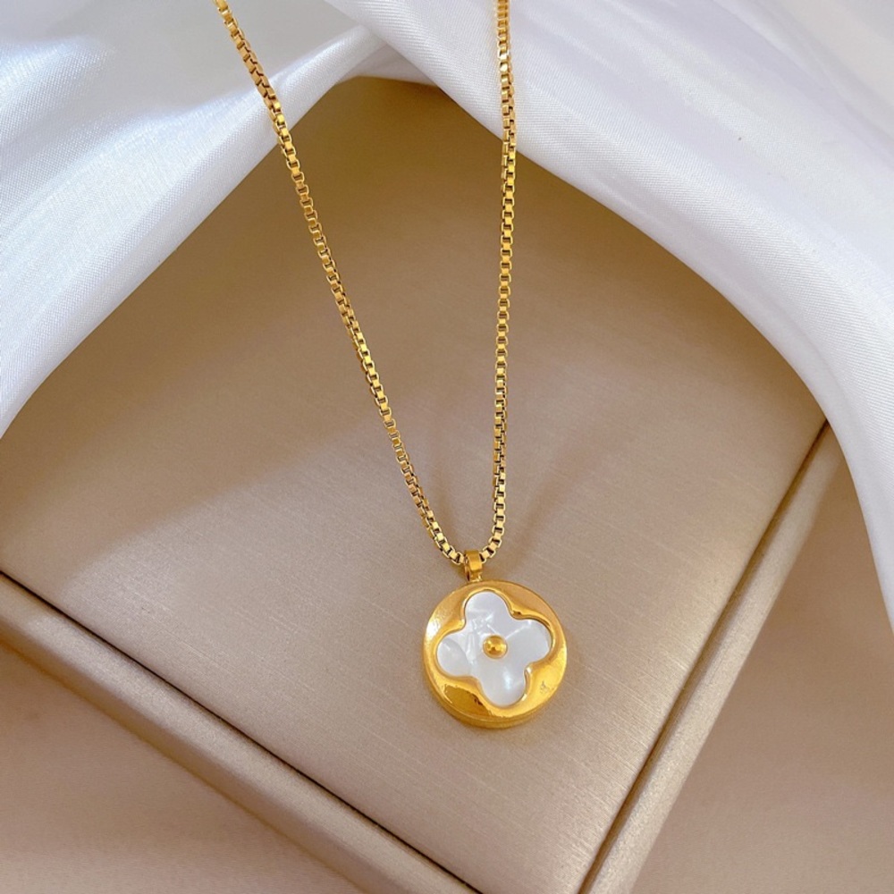 White clover gold necklace